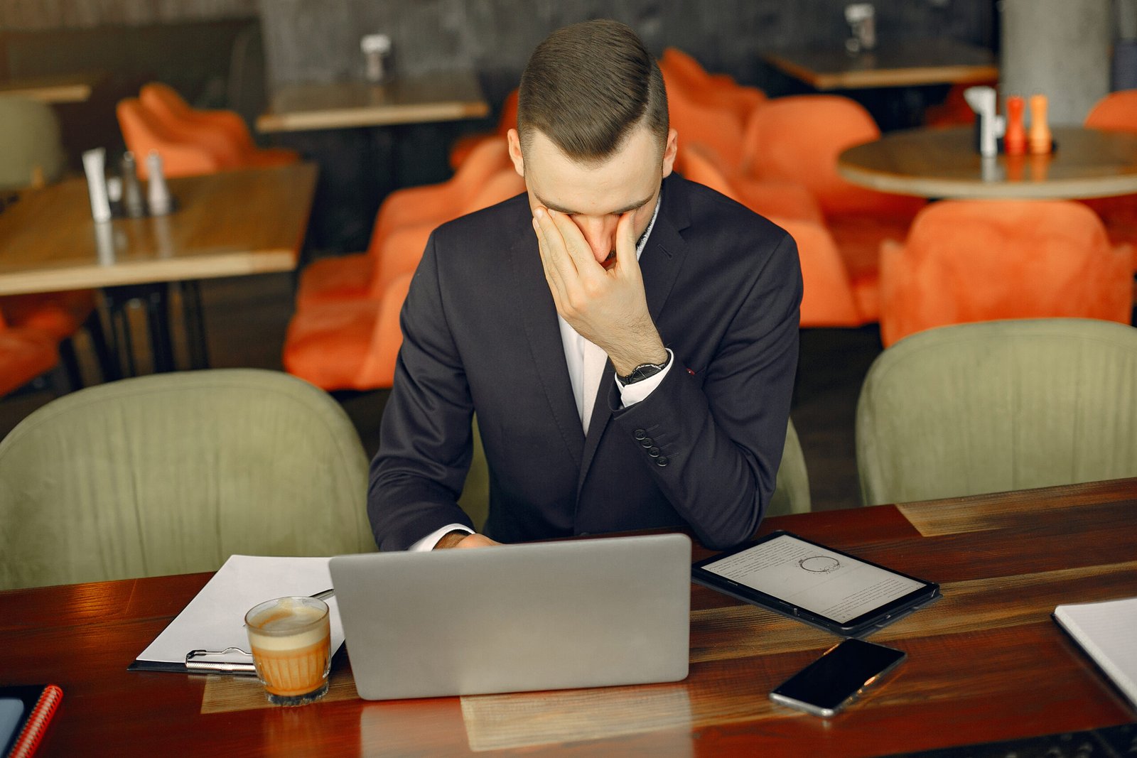 stylish businessman working in a cafe